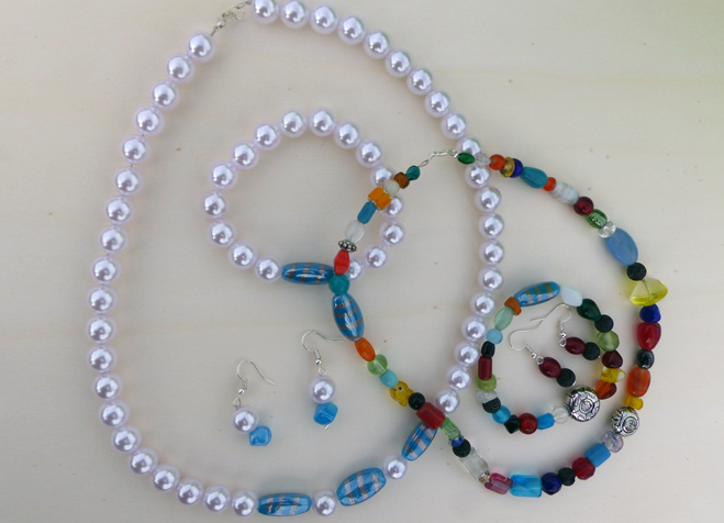 Perlen-Sets bestehend aus Kette, Armband und Ohrringen